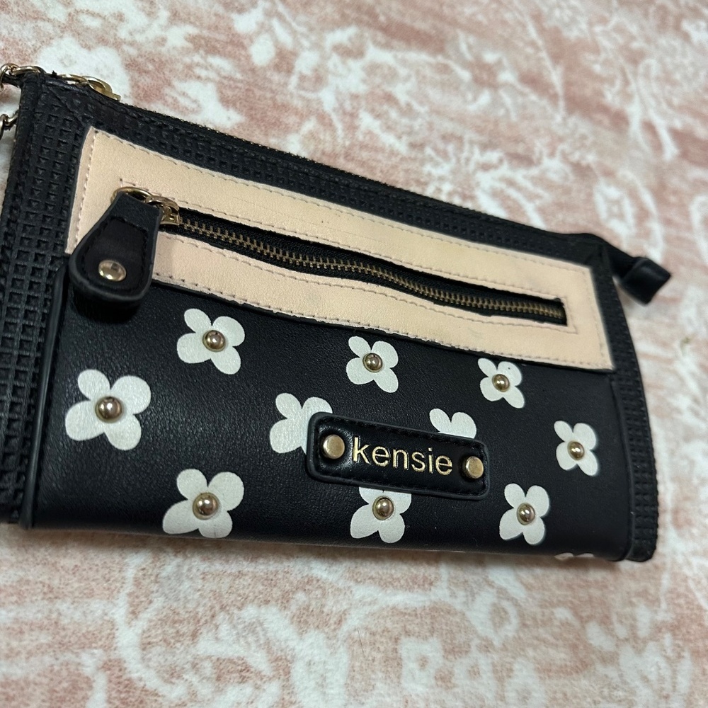 KENSIE 🌸 Daisies Wristlet Wallet - Picture 4 of 11